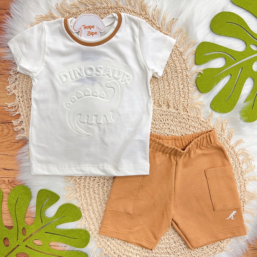 Conj. Camiseta Dinossaur e Bermuda em Moletinho - Off White e Caramelo